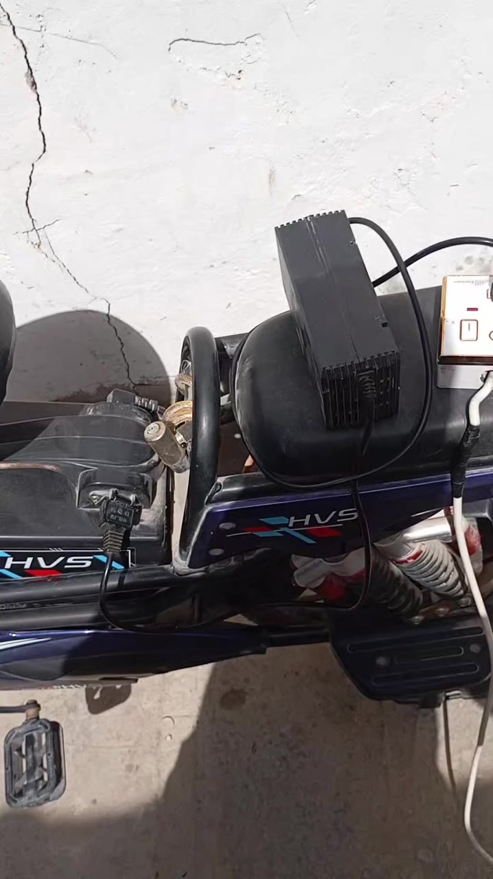 السلام عليكم دراجه شحن للبيع احطها عالشحن تشتغل اوخرها تطفى اللي يريد يدخل خاص  وهذا الرقم ***********
