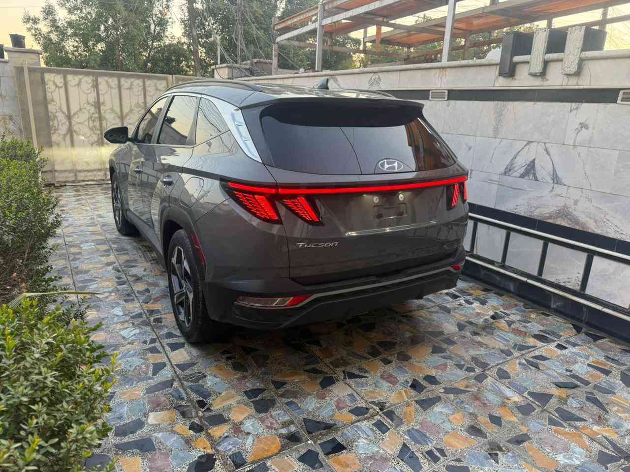 توسان موديل 24
لون سمنتي 
ماشيه 19 الف 
داخل ابيض 
فتحه 
اشاير بالمري 
رادارات امامي خلفي 
صبغ بنيد 
او صبغ مقدمه القماره والباقي اكلير 
صبغ بالتكم 
صور الحادث 
والسونر بالمنشور 
كل التفاصيل كدامك 
السياره بسمي 
السياره بدون رقم ترقيمه نفس اليوم تترقم 
عنواني بغداد الجديده الامين الثانيه قرب القناة
عارضه 162بدون رقم او بيه مجال حك الجيه 
الاتصال ***********
