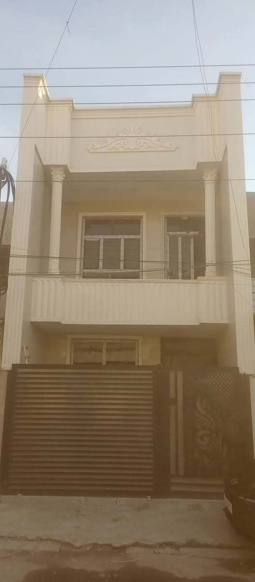 السلام عليكم بيت للبيع مساحه 88 م بناء 2025 من الأساس يتكون من الطابق الارضي صاله وغرفه نوم وحولي مطبخ وصحيات وترك جانبي ..الطابق الثاني يتكون من غرفتين نوم وحولي وصحيات وبيتونه وسطحين موقع ممتاز مربع الصديق قرب سوق 8 شارع عرض 12 متر السعر المطلوب 235 مع المجال ..للاستفسار اكثر الاتصال ع ***********
