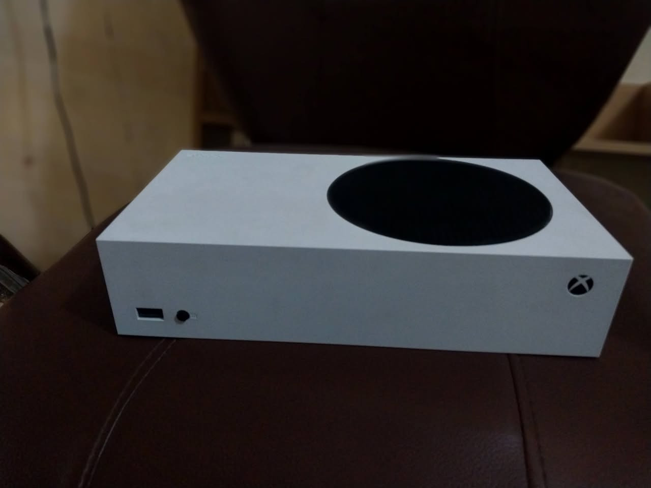 السلام عليكم جهاز  اكس بوكس سيريس اس للبيع الجهاز لوك ممفتوح اخو الجديد قطعة كلش نضيفة اريد ابيعة لان ممحتاجة لو اشغلة مرة بل شهر لو لا مكاني بغداد  السعر300 او  كل غراضة كاملة***********قفل
