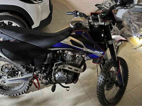 قفاز CRX AKR بيع او مراوس 
الدراجة زيرو بعدها جديدة 
المحرك 300cc اربعة ولفات
موديل2025
ممشة دراجة 2000km
محرك غير مفتوح
السعرة مليون و700 
مكاني بلديات *********** واتساب بغداد
