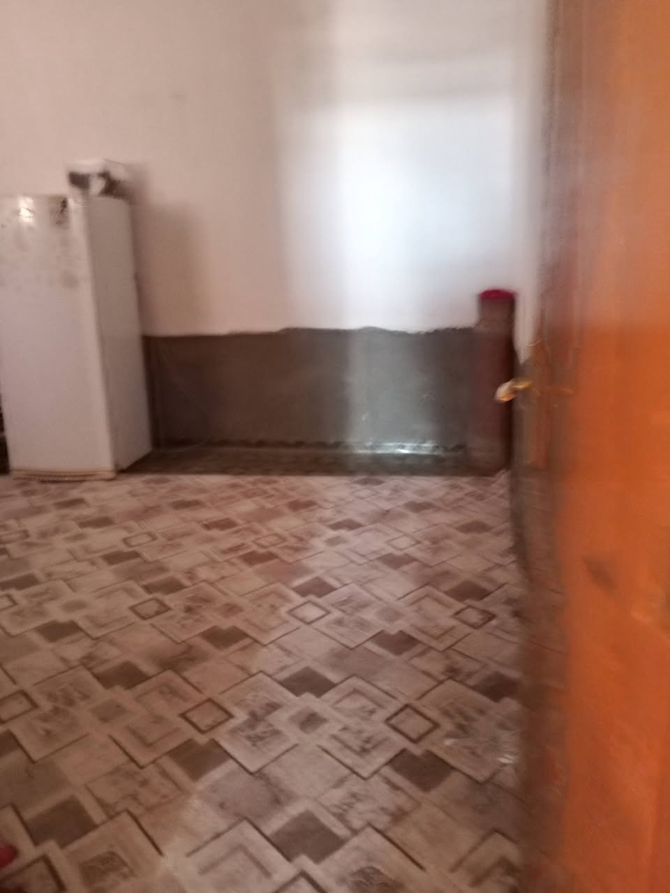 ياالله سلام عليكم بيت طابو زراعي سند 25 للبيع مساحه 210م أساسه صب بناء طابوق اعكاده يتكون من غرفتين وصاله واستقبال ومطبخ وتخاريج داخلي وخارجي بجهة الرغيله قريب على محطة كهرباء الرغيله للأستفسار *********** حيدر الشيباني
