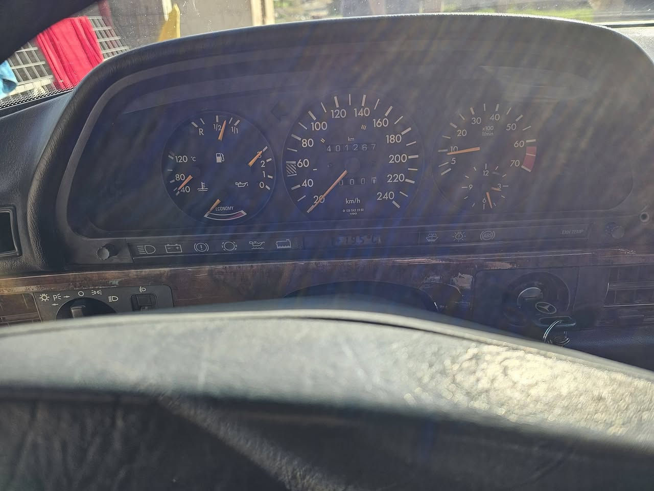 سلام عليكم 
مارسدس جامبو باب قصير
سياره مكفوله من الضربه ما عدا القماره والجتوف مال جاملغات الخلفيه كلير  سياره موديل1991 كير ومحرك واكسل مكفولات محرك 300قبق اسود صدر امامي خلفي جديد تخم تاير جديد منضومة بانزين جديده جام كهربائي اربعتهن ادامه كامله عل سياره من الدعاميه للدعاميه بلاديه واير بيها ما مزلوغ السياره جانت مضمومه 
***********
