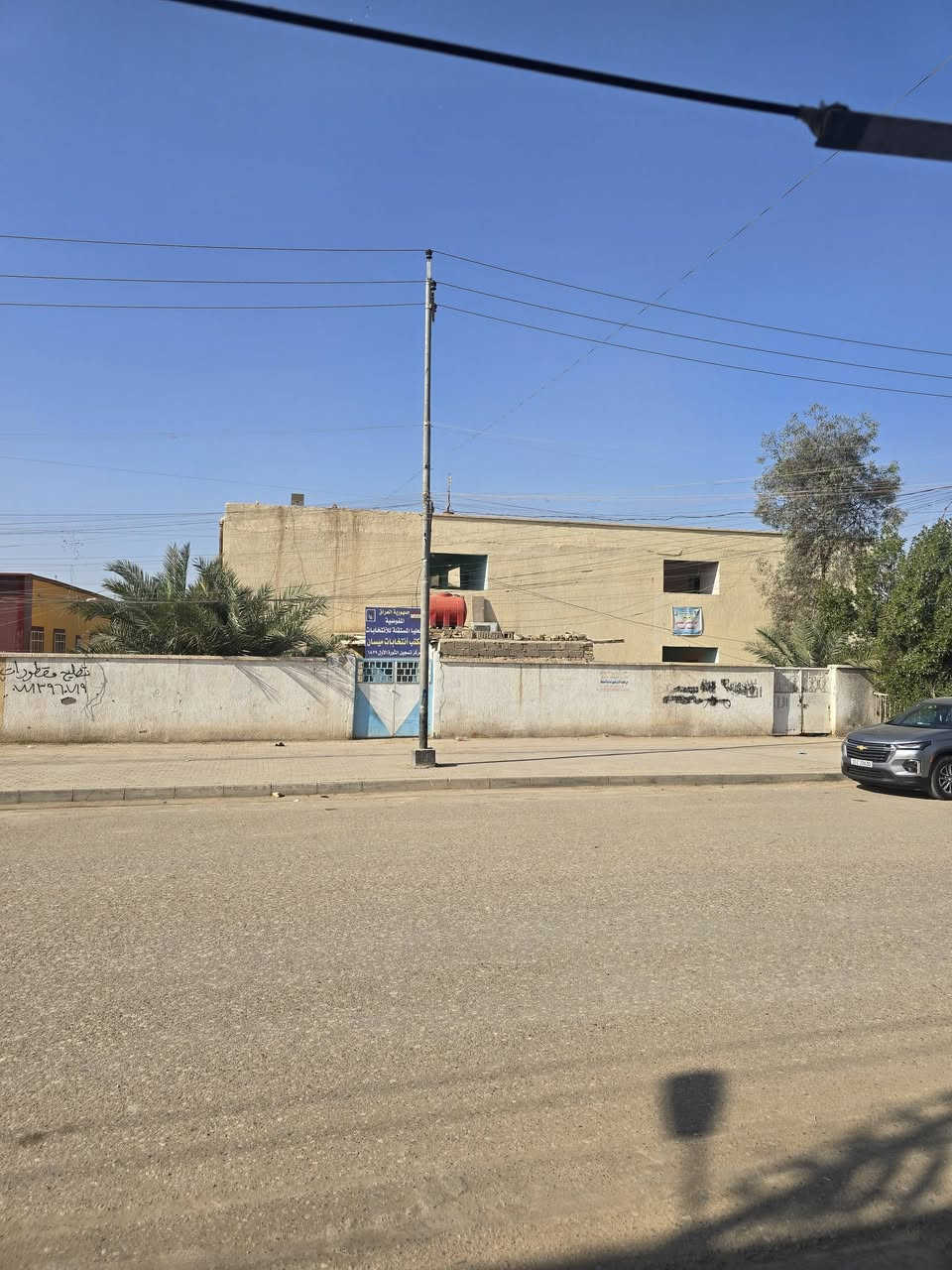 السلام عليكم
متاح بيت للبيع ميسان حي الرسالة ع شارع المساحة ١٢٦ م مربع الواجهة ١٠م والنزال ١٢.٦ م طابقين يحتوي البيت ع اربع غرف ويحتوي ايضاً على مخزن في الطابق الثالث للاستفسار اكثر الاتصال على الرقم *********** موقع ممتاز تجاري تقابل البيت مدرسة كما موضح في الصور .تحياتي
