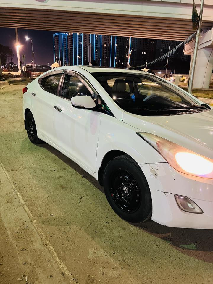 السلام عليكم 
النترا 2014 
رقم بغداد 
مكينه 1800 دوش 
كير / اوتماتيك + عادي 
موصفات 
شاشه 
تحكم استيرن 
فتحه 
كامره خلفيه 
نظام ايكو اقتصادي 
الاستفسار  ***********
