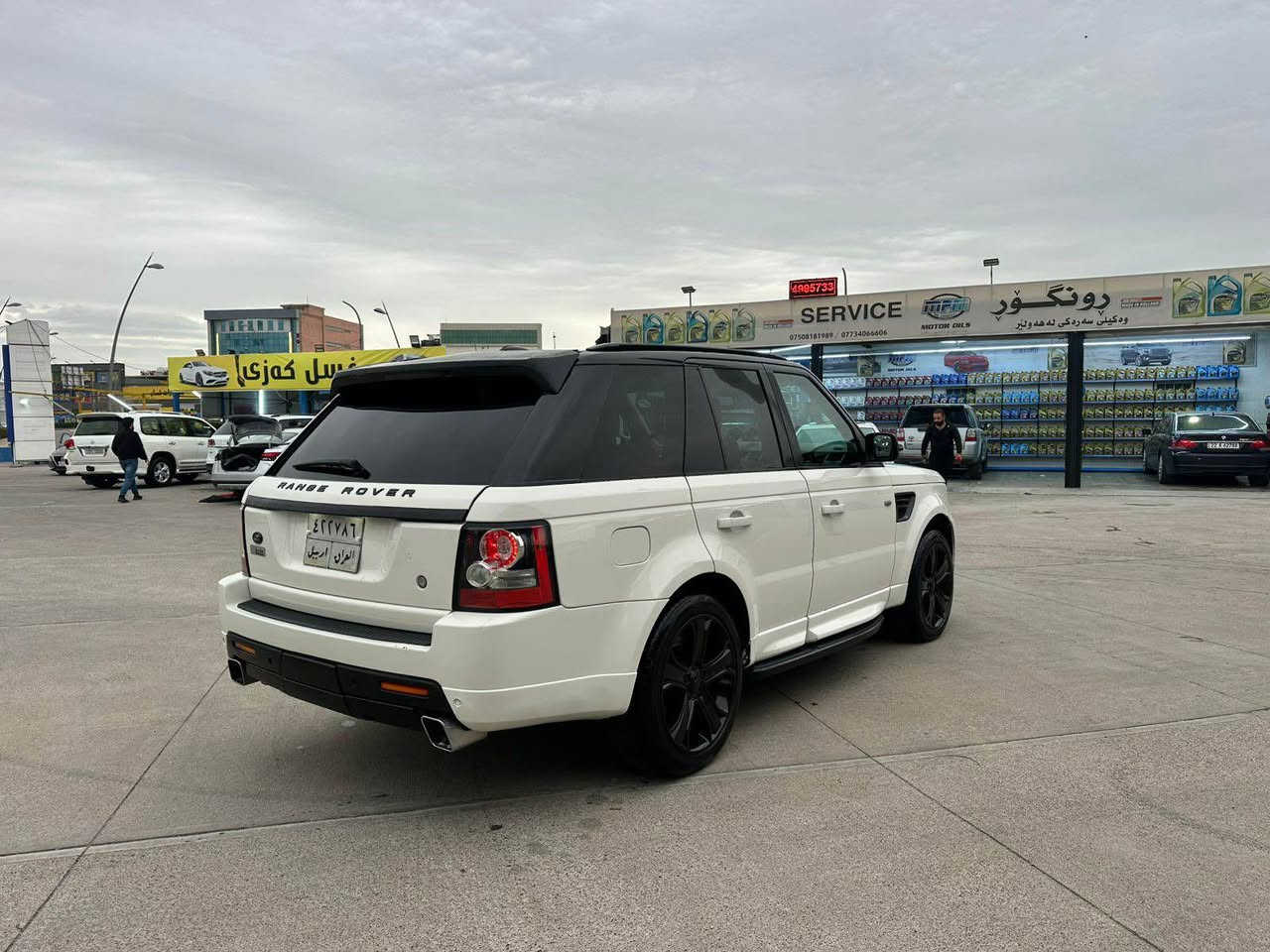 بسم اللە الرحمن الرحیم 
RANG ROVER 2009 V8 4.2 super
* ڕەنج ڕۆڤەر  ۲۰۰۹  کراوەتە ۱۳ 
*مکـــینەی نەکراوەتەوە
*سوپەریـــش نــــەکراوەتەوە 4.2 لتر 
*بەشەرتی بوخار و ســـەرف  مکیـــنە بەشەرت
* بـــێ ســـبوخ تەنها دوو چەمەلخ نەبێت *ئەویـــش  گـــــۆڕاوە بۆ ۲۰۱۳  زۆر پاک و خاوێنە
* تـــبرید ساردوو گــــەرم بەشــــەرت
* چووپ و دەبل هەوایــــەکان بەشــــەرت
*مۆدەکانـــی  دەبل و ڕیـــتایدەر هەورازوو   *نشێوی هەمـــووی ایش دەکات
*لایت ئۆتۆ  های داینەمیک مەزبووت
* گوشــــن و ســـوکان کارەبایـــی  خـــەزن کـــۆد
* شاشــــەو کارەبایاتی هەمــــوی بەشــــەرت
* گـــێر مەکیـــنە و ئەکـــسل بەشـــەرت
* تایــــەو ویلــــی نــوێ لەســــەرە
*۷ وەرەقە خەرامەی لەسەرە دوای معملە دەیگەرێنمەوە لةهةوليرم رةقةم موبايل *********** أربيل, العراق
