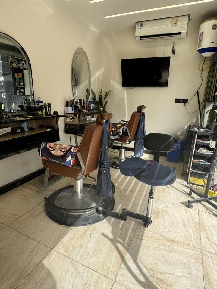 سلام عليكم- كرسي حلاقه متحرك
للبيع استعمال قليل 
ب275
وبي مجال 
***********
