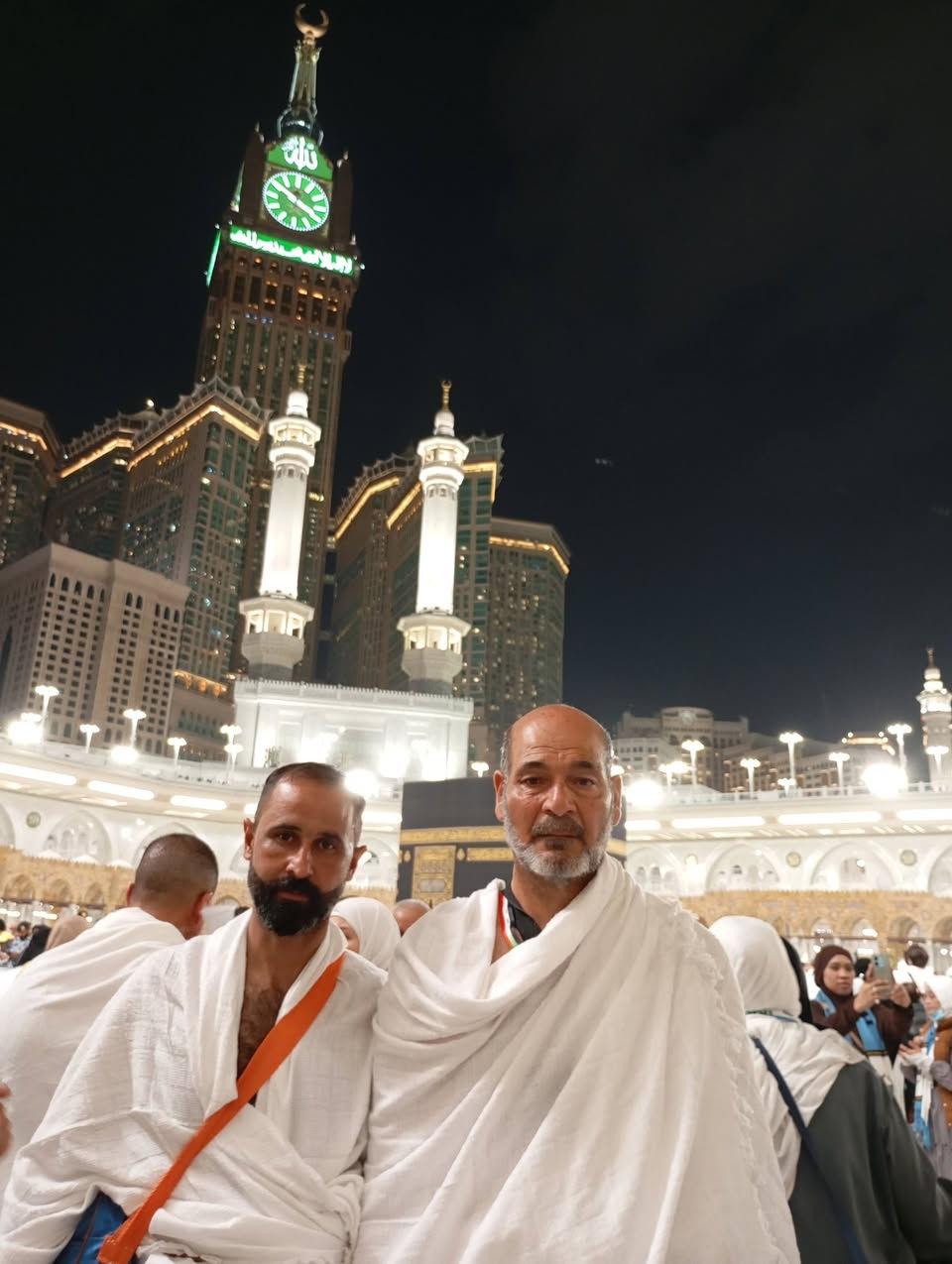 🕋 لحظة خاشعة لا تُنسى 

في أجواء مفعمة بالإيمان والسكينة ، أنهى معتمريناا الكرام – رجالًا  ونساءً – طوافهم المبارك حول البيت العتيق الكعبه المشرفه 🕋، في هذا اليوم المبارك من رحلتنا الإيمانية 
لرحلة الاواخر من رمضان 
دموع الفرح والخشوع انهمرت على الوجوه 🤲، والألسن تلهج بالحمد والثناء ، شاكرين الله على أن أكرمهم بهذه النعمة العظيمة 

نسأل الله أن يتقبل طوافهم وسعيهم 🤲وأن يعيدهم إلى أهلهم سالمين غانمين ، وأن يجعل كل خطوة في هذه الرحلة شاهدًا لهم يوم القيامة .
خادم ضيوف الرحمن الحاج وليد الحاج مصطفى 
***********
***********
