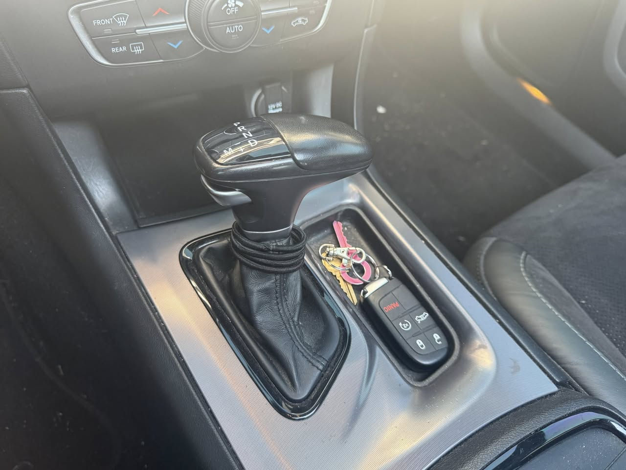 السلام عليكم ورحمة وبركاتو جارجر للبيع وارد أمريكي السيارة جديدة كلش السيارة جايبها من امريكة للعراق ممرقمة انتة ترقمها ماشية 40 ألف بيهة صبغ بل جاملغ المامي اليم السايق فتحت سقف السيارة صالصنتين السيارة  لسعر20الف   
مكاني بغداد القادسية يم ملعب التاتان 
للمراسلة ماسنجر أو 
7800859444 مراسلة واتساب أو ماسنجر فقط 
على الرصيد لاايتوفر وشكراًالسيارة جيتي فول
