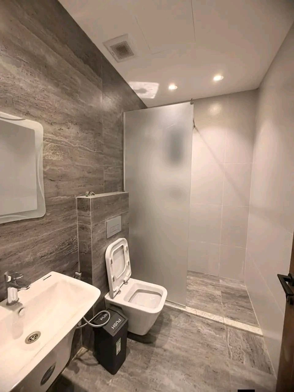 شقه Vip للايجار في حولي الجامعه 
صاله مطبخ وغرفتين نوم 

ط اول 

✅عدنا عروض أخرى 

✅ أسعار منافسة
✅ خيارات متعددة للسكن والاستثمار

  خيارك الأفضل دائماً

📌 ملاحظة:

إذا عندك شقة تحب تبيعها أو تأجرها، تواصل ويانا والباقي علينا.

المسوق العقاري أمير الزيادي 

📞 ***********
