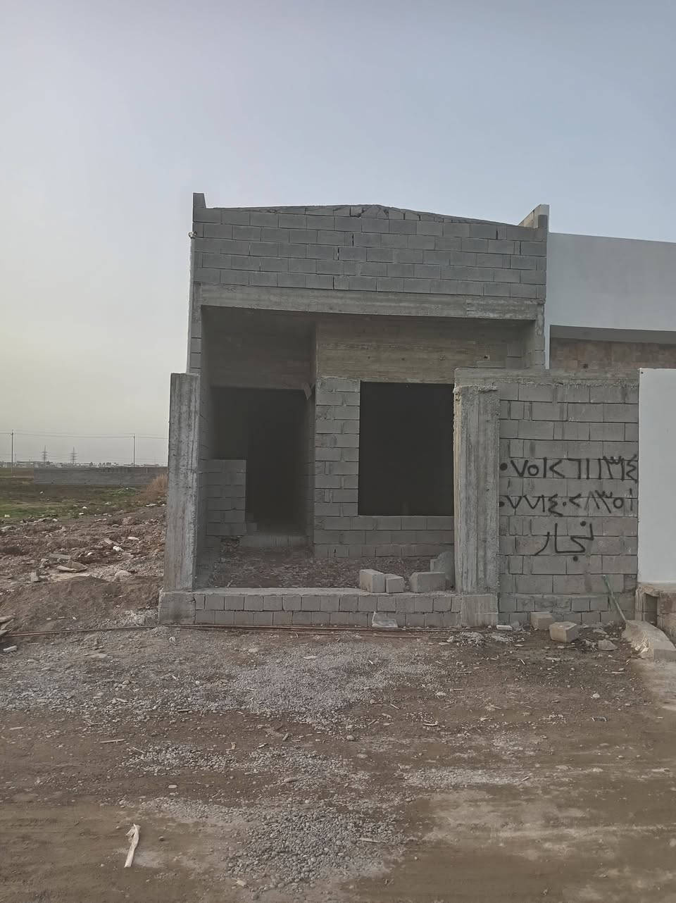 هيكل للبيع في مجمع طيبه نهايه شارع المدرسه المساحه ١٠٠ و ١١ متر طول ٢١ ونص عرض ٥ و ٢٠ يحتوي عل غرفتين وصاله مطبخ استقبل بناء حديث موقع مميز السعر ٢٣ الاستفسار الاتصال عل الرقم  ***********
