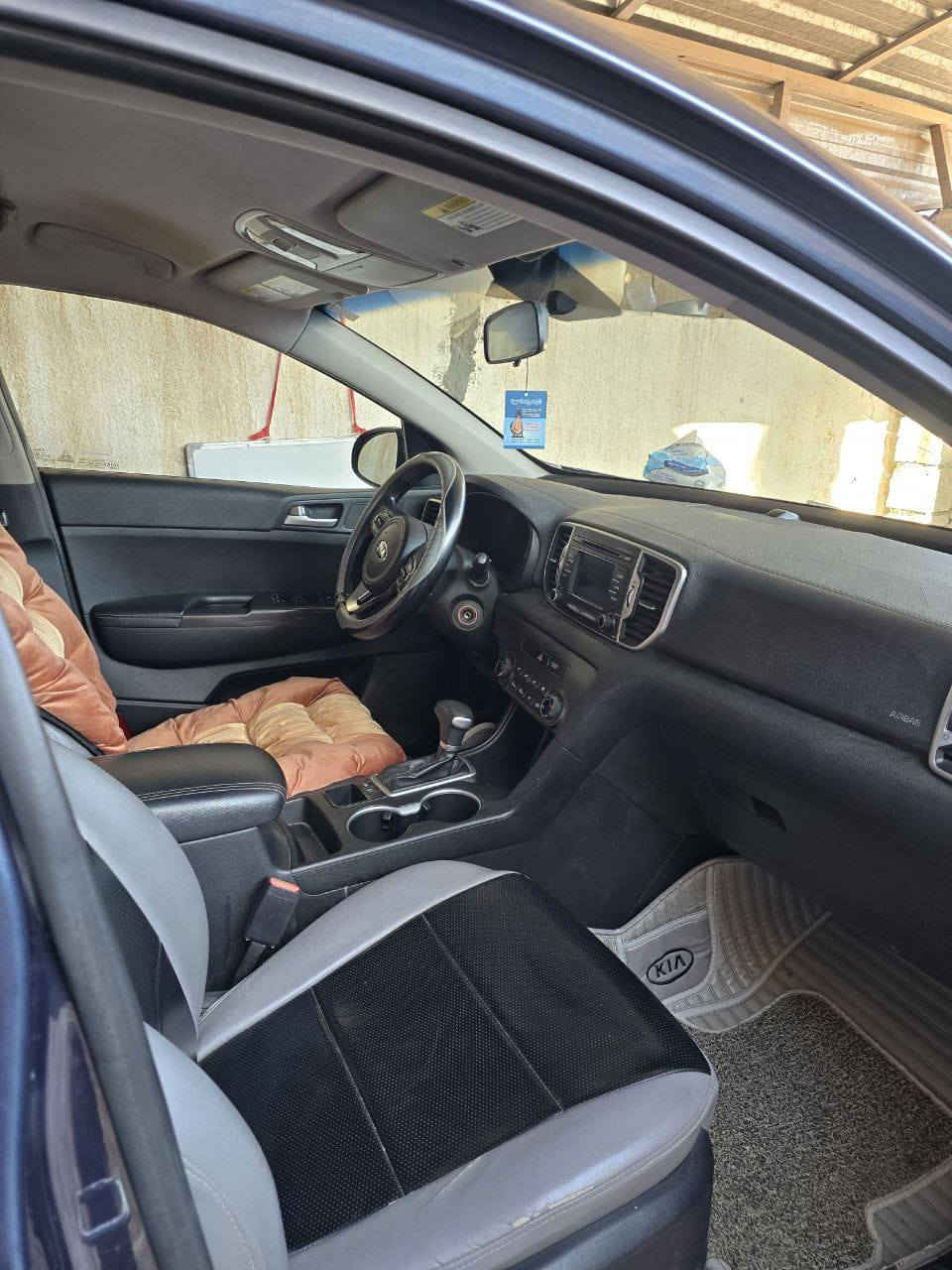 السلام عليكم 
سياره سبورتج 2017 وارد أمريكي 
ضررها مثل ماموضح بالصور
مكان السياره الرمادي 
السعر 145
ه‍/***********
