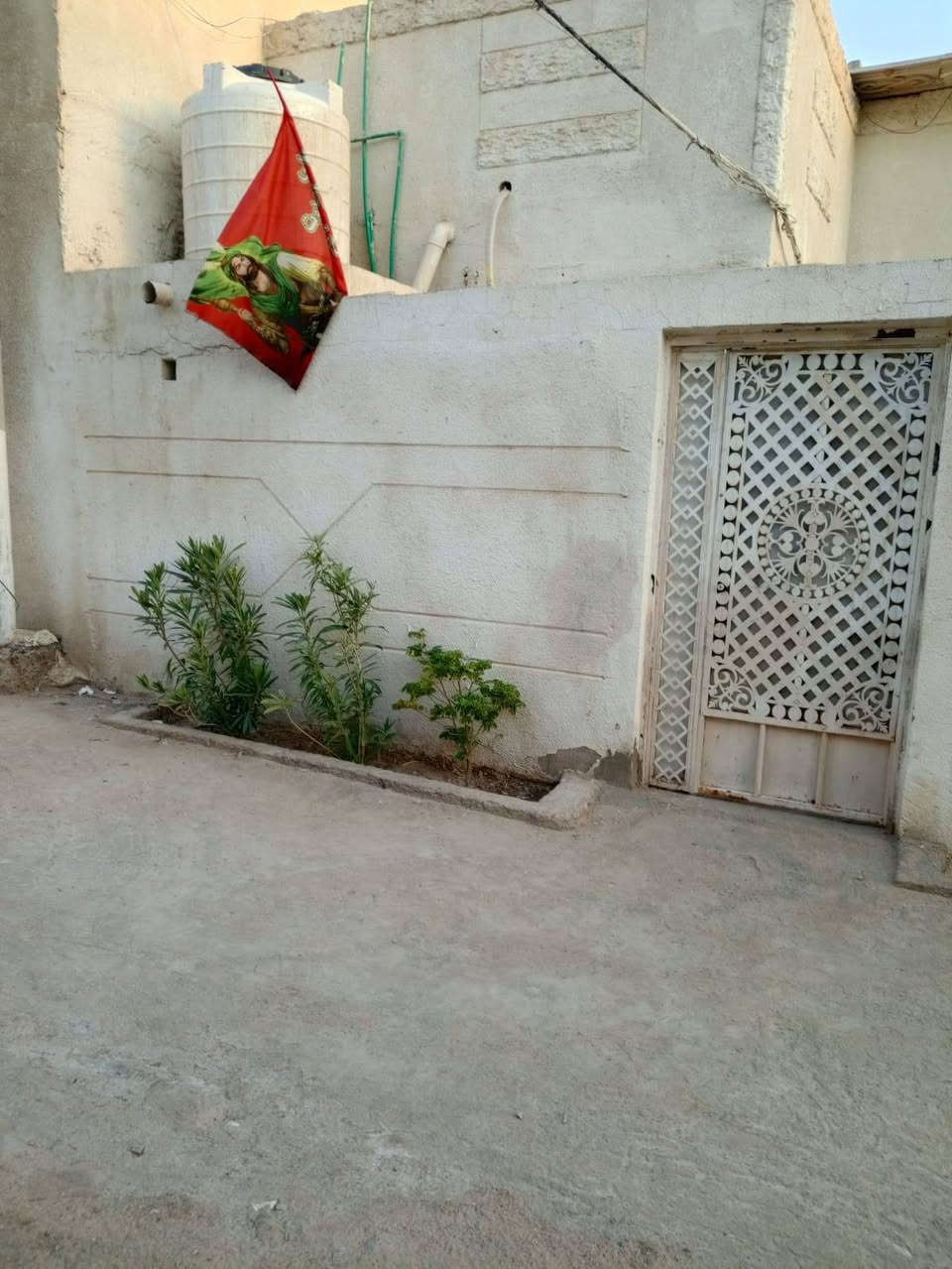السلام عليكم بيت للبيع طابو ملك صرف المساحه 160 المكان ابي الخصيب نهر خوز يبعد ع السايدين الجوه 100 أو 150 متر السعر 90 مليون وقابل لتفاوض الاتصال على الرقم ***********
