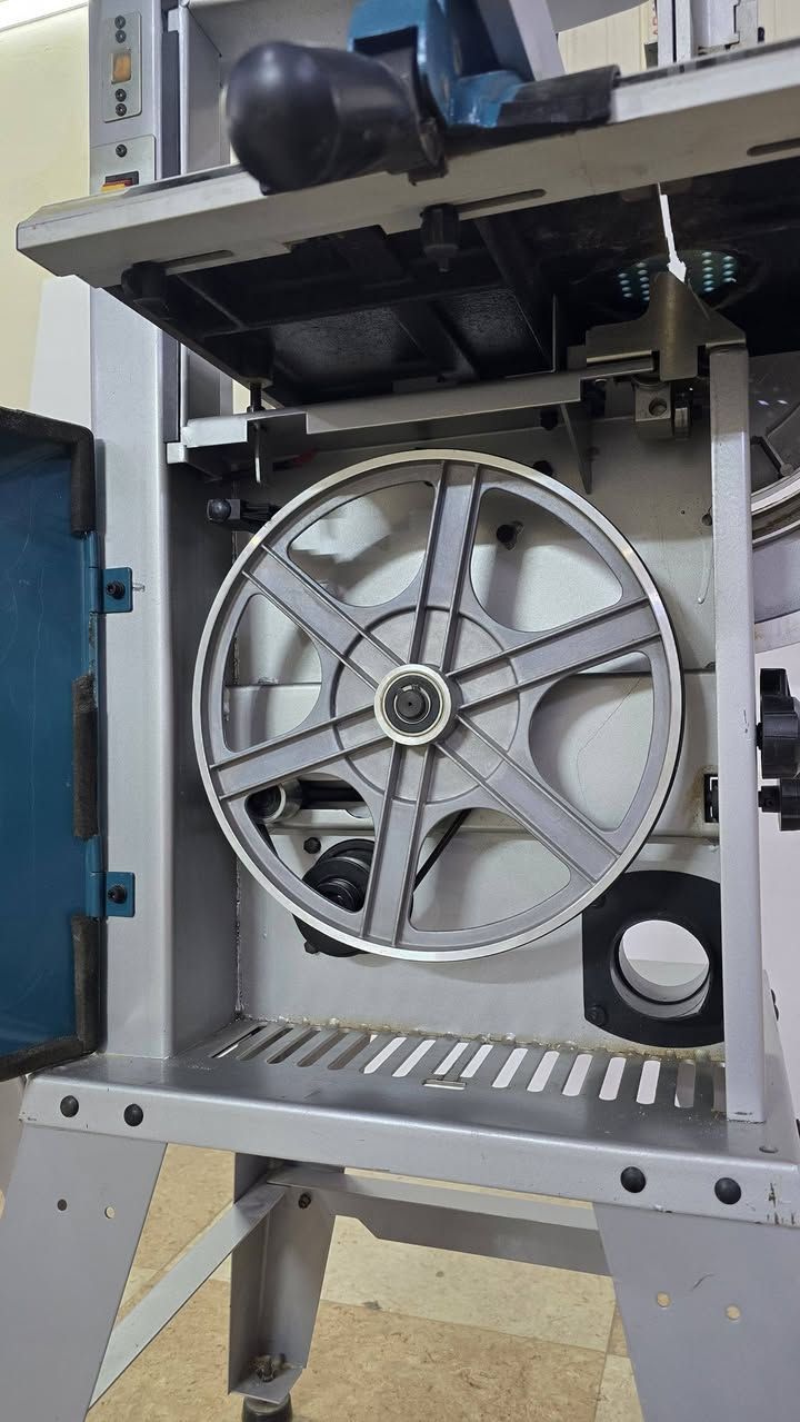 السلام عليكم ورحمة الله وبركاتة  منشار شريط صناعي ثقيل شراء جديد من شركة الأصول مستعمل قليل على وضع الشركه بدون اي تصليح السعر المطلوب 
٦٨٠ الف دينار 
للاستفسار  ***********
***********
