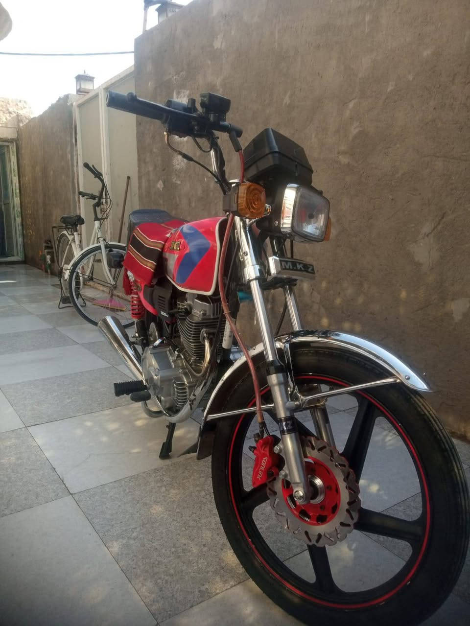 السلام عليكم دراجهmkz  مكينه 200اوراق سكنر مكفوله السعر ١٣٠٠وبيه مجال هاذه رقمي ***********بخدمت الشراي
