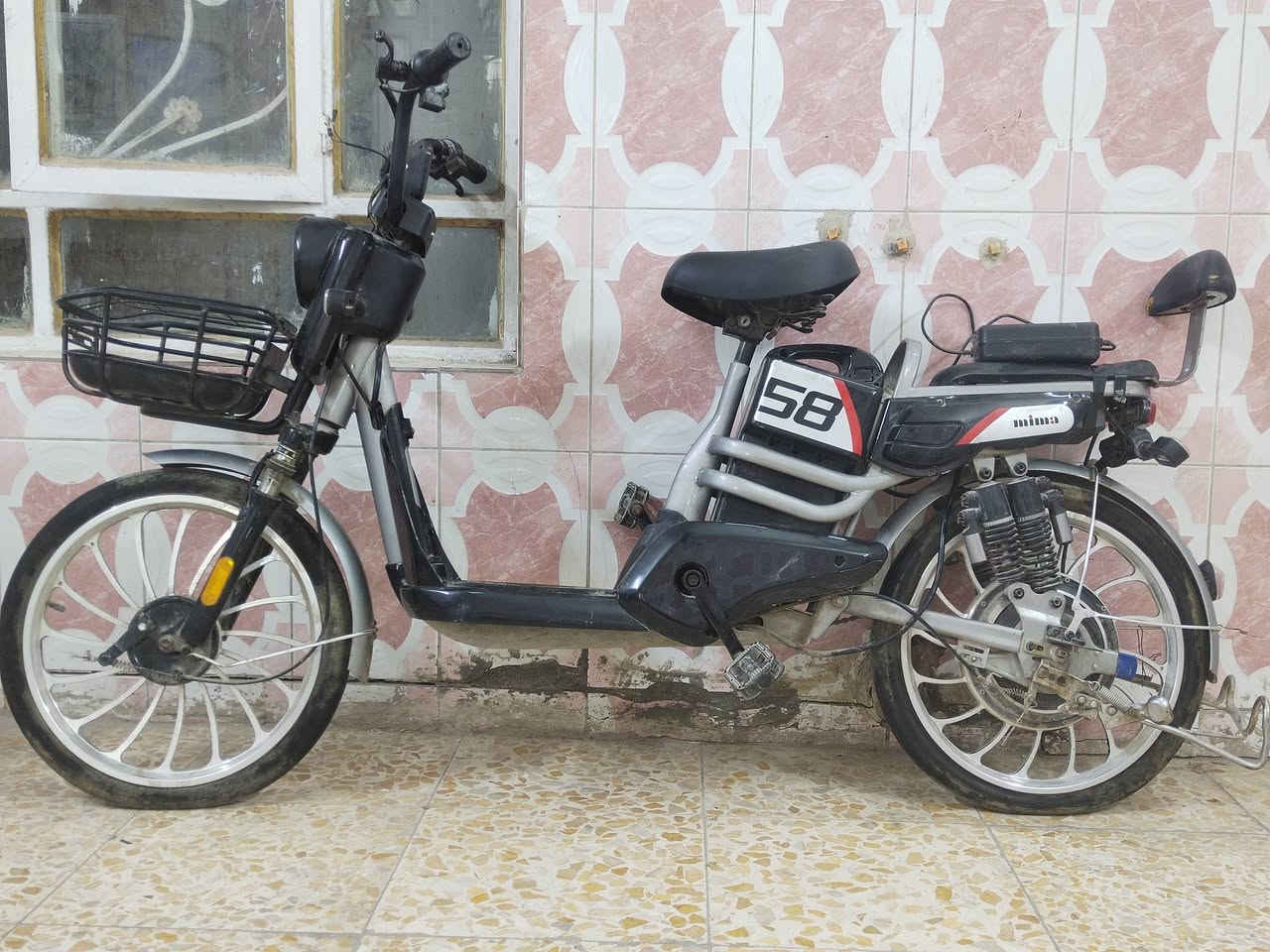 لعشاق النظافة والقوة، متوفرة حالياً دراجة شحن بمواصفات ممتازة:
​✅ الماركة: شركة مي ما (Mi Ma) المعروفة بمتانتها.
✅ المحرك (الملف): 1500 واط / 15A (عزم قوي جداً).
✅ الحجم: حجم 20 (سياقة مريحة وسهلة).
✅ الراحة: نظام 4 دبلات لامتصاص الصدمات (سياقة ناعمة جداً).
✅ الأمان: سويجات عدد 2 + بصمات تشغيل عن بعد عدد 2 🔑.
✅ الإضافات: سلة أمامية أصلية للأغراض.
​⚠️ حالة البطاريات: الدراجة تحتاج بطاريات (4 قطع)، وهذا يعني أنك ستضع بطاريات جديدة بيدك وتضمن عمرها من الصفر.
​📍 المكان: بغداد - الشعلة.
📞 للتواصل والاستفسار: ***********
​(السعر مناسب.. وبيه مجال بسيط للشراي الطيب)
