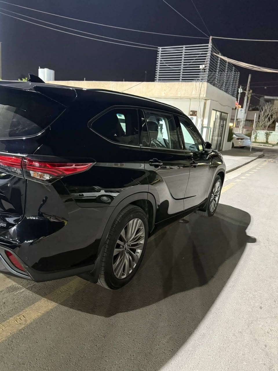 السلام عليكم للبيع هايلاندر Limited 2023 اسود كلين فول مواصفات ماشيه ٣٤ ألف كم  قابله للزيادة السياره مليانه مواصفات
تبريد تدفئه كشنات
فتحه 
جنطه كهرباء 
رادار أمامي وخلفي وجانبي 
حساسات أماميه وخلفيه 
الستيرن هيتر 
المري هيتر + رادار بل مري 
كشنات vip
شاشه 12 بوصه 
شاحن وايرلس 
مكانها الموصل 
***********
السعر 380 ورقه قابل للتفاوض

