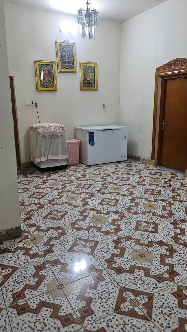 بيت في البصره حي المهندسين موقع مميز قريب على شارع الزبير بصف الركن واجهه 15 ونزال 20 ونص مساحه 308 متر ( يصلح للسكن و يصلح للاستثمار ) طابقين كراج جدا كبير في الطابق الأرضي يتضمن صحيات خارجيه وغرفتين و حمام و مطبخ و صاله و ديوان جبير جدا 10×4 الطابق الثاني بي 4 غرف كبار  وصاله وصحيات 2 ومخزن كبير السعر 390 وبي مجال***********
