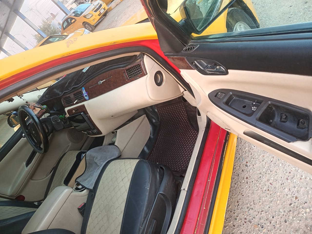 سلام عليكم امباله موديل 11انكليزي تحولي مباشر مكينه وكير وضفيره وكهربائيات جديده خيرمن الله تبريد شغال وحداديه 90/100 مصفره غرامات هيئه ومورو /***********السعر 65وبيها مجال
