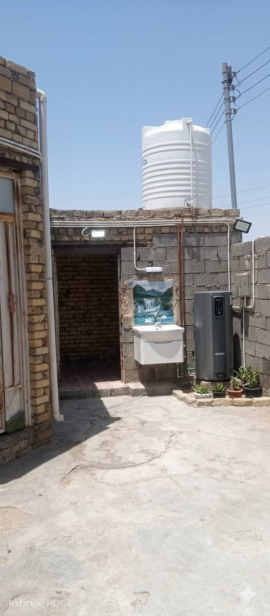 🏠 دار ركن مميز للبيع
​الموقع:
قرب حسينية أمير علي (عليه السلام) - يقع الدار على طريق المشاية.

​💬 عن الجيران: "الجار قبل الدار" كما قال نبينا محمد (صلى الله عليه وآله وسلم).. والمنطقة تتميز بجيران طيبين و"ونعم الجيران".

​📐 المساحة والأبعاد
​المساحة الكلية: 250 متر مربع.
​نوع العقار: ركن.
​الواجهة (العرض): 12 متر.
​النزال: 20 متر.

​🚪 تفاصيل وتصميم الدار
​يحتوي البيت على التقسيمات التالية:
​ديوانية (مستقلة لاستقبال الضيوف).
​صالة داخلية واسعة.
​غرفتين نوم.
​مطبخ.
​منور (ترك) لتوفر إضاءة وتهوية ممتازة.
​مجموعتين صحيات (داخلية + خارجية).
​💡 (الهاتف ‏‪***********‬‏/السند موجود)،
