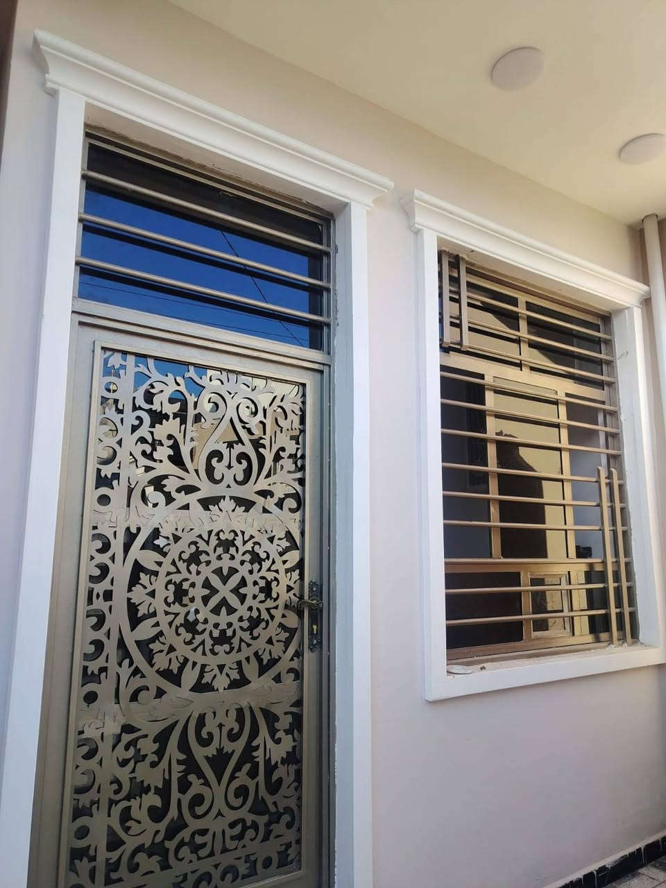 دار البيع مساحه 100 متر قاطين
تحرير الحولي طابو زراعي سند 25 جزء اول 

يحتوي البيت على استقبال وصاله ومطبخ 

وغرف نوم 3 حمامات عدد 2 بيت جديد 

جاهز السكن خدمات كامله موقع مميز 

سعر  83  بي مجال الطبين الاستفسار اتصل 

***********
