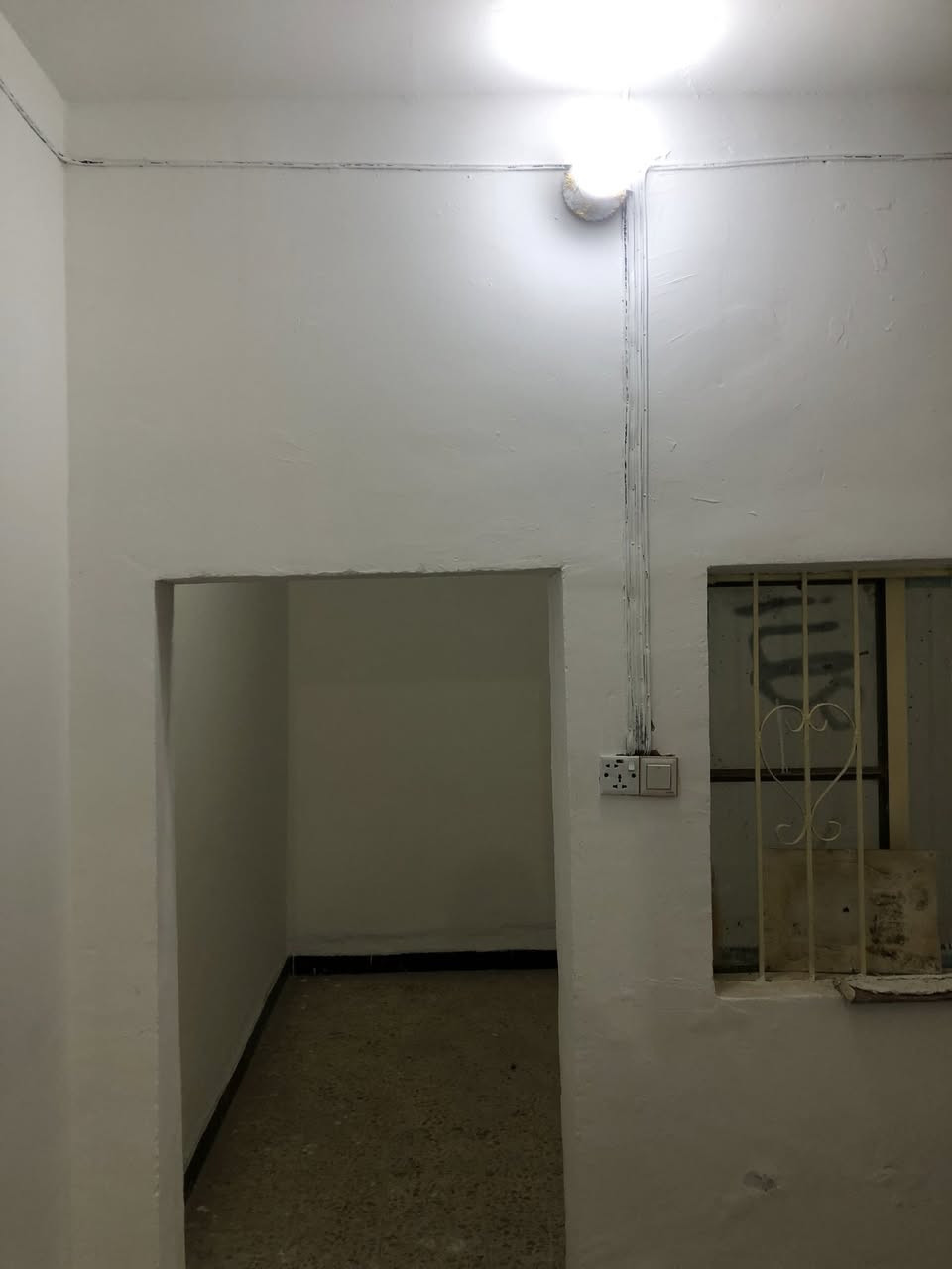 بيت 100متر مفتوح على شارع الحولي 
استقبال +غرفتين + صاله + صحيات داخليه وخارجية للاستفسار اكثر الاتصال على الرقم 
0789 025 0006
