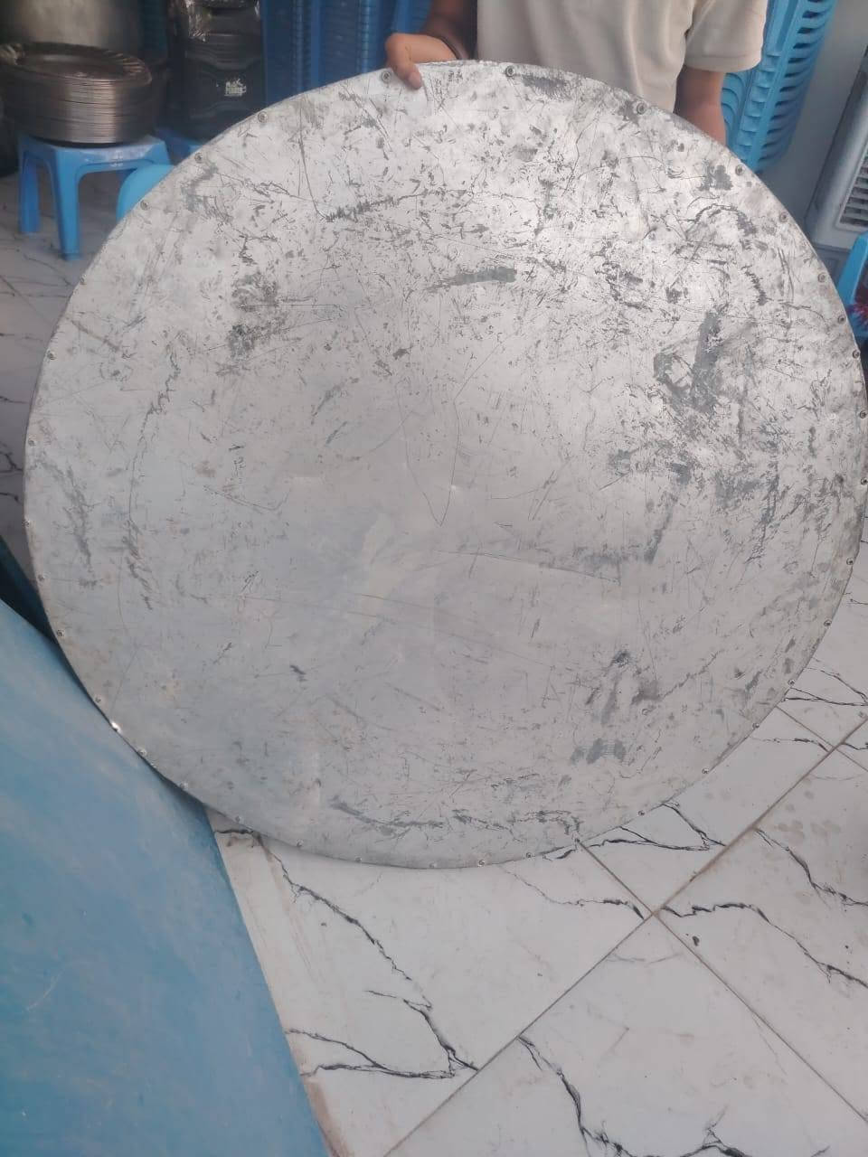 مكلف بالنشر للبيع ميوزة دائري عدد 30 +مربع عدد30 مستخدمات قليل قياس 120سم سعر الميز 35 الف مكان ديالى اتصال  ***********
