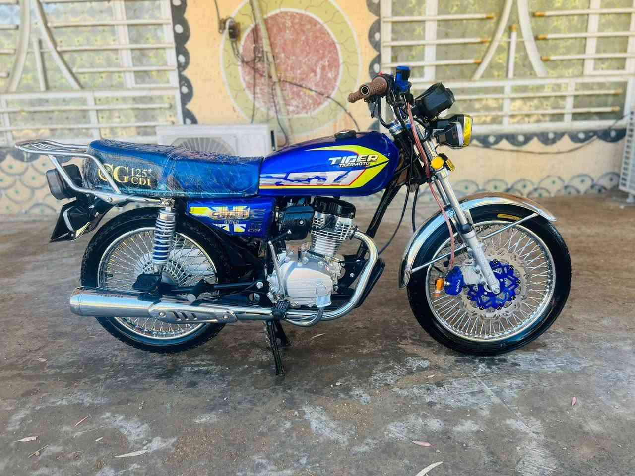 يا الله السلام عليكم دراجة البيع تايكر سونك الأصلي موديل ٢٥ مكفوله كفاله عامه أوراق كامله الدراجه جديده وحلو خير من الله بشرط انضف من الصوره السعر ٧٢٥ وبيه مجال الشراي يتصل وبيه خير ويدلل *********** ولا مو شراي لا يعلق تعليق سلبي
