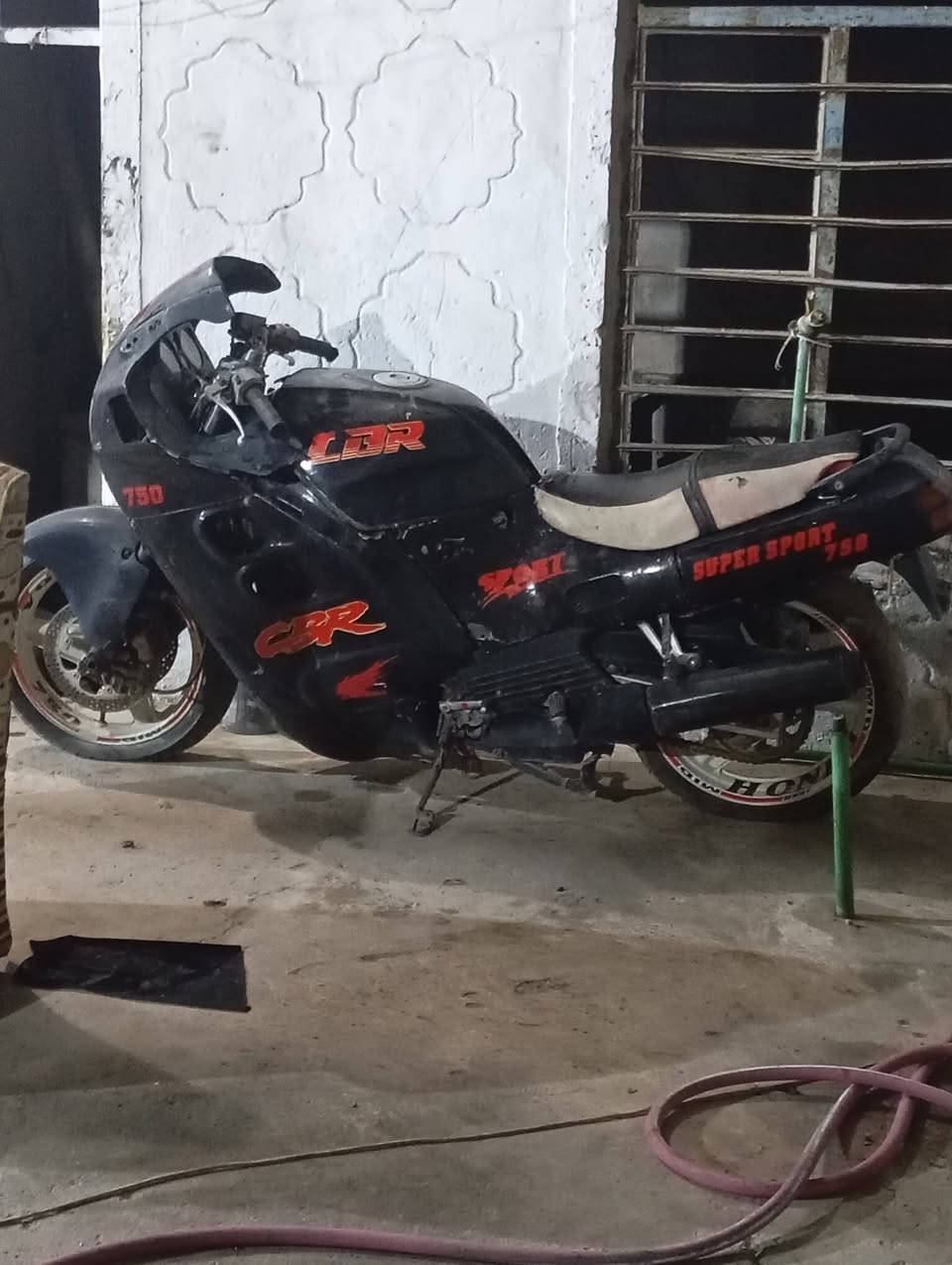 سلام عليكم ورحمه الله وبركاته.  بطح هونداي CBR 750 . SUPER SPORT سيسي(cc)   دراجة رياضية بل كامل وعليها تعديلات رياضية دراجة حلوة و مرتبة تفيد الشباب وبيها شلعة ما تلكاها بغير دراجة  و الصوت رياضي وكلش حلوو الدراجة نظام كابريته 4 بستم . الدراجة معمر نص تعميره الفوك فقط . الدراجة ما بيها اي عطل وشرط تفحص. مجرد الدراجة متروكه صار الها فترة
السعر 6 ورقات وبيها مجال للطيبين 

للاستفسار ***********
واتساب فقط
