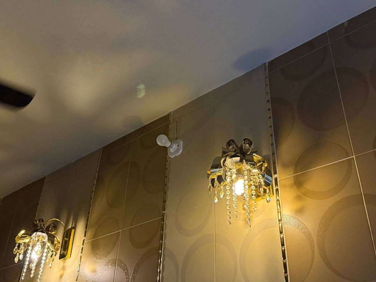 السلام عليكم ثريات مع البراكيتات وسيت طبلات مرمر نوع مصري مكان البياع ***********
