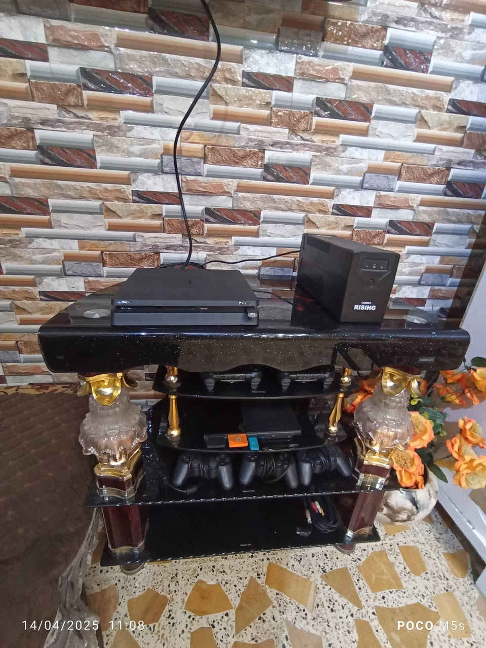 السلام عليكم بلي 4سلم نضام 9مهكر
يجي ويا
يدات 2
كيبل HD
كيبل شحن 
فلاش تهكير
استعمال سبوعين جبته جديد 
الاستفسار ***********
سعره350وبي مجال مكاني بغداد الحسينيه الراشدية
