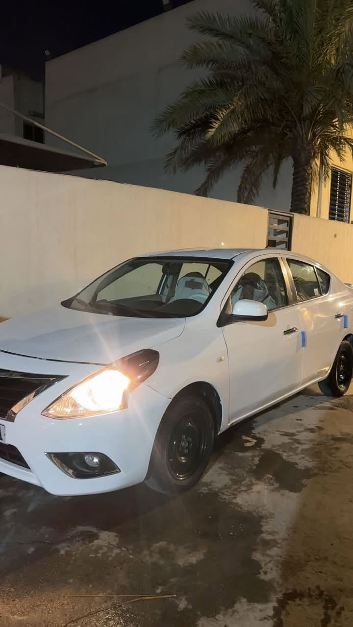 للبيع سني هندي بليته زركه موديل 2019.  ماشيه 140 الف تبريد ثلج ماشاءالله مواصفات عاديه شاشه كبيرة بيه قطعتين الباب العكس السايق والجاملغ العكس السايق صار بيهن شخط وصبغتهن للجماليه 
السياره خير من الله مرتبه إلى آخر درجه ومآبيه اي نقص السياره معروضه 98 وبيه مجال للشراي مكان السياره الدوره / والبياع للاستفسار *********** رضا محمد
