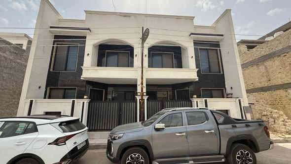 دار للبيع 
بيت للبيع 
للبيع بيتين تونات – بناء حديث في مجمع الضباط السكني / شارع المطار

المواصفات:
 • عدد البيت: 2 (تونات)
 • المساحة: 100 م² لكل بيت
 • عدد الطوابق: 3 طوابق لكل بيت
 • الواجهة: 6.75 متر
 • النزال: 14.82 متر
 • نوع الأرض: زراعي – سند 25 مشمول بقرار التطويب
 • عمر البناء: سنة واحدة فقط
 • جميع الطوابق مكسوة بالمرمر الفاخر

التقسيم الداخلي:
 • مطبخ
 • صالة
 • هول
 • 4 غرف نوم
 • 3 حمامات

مميزات العقار:
 • يقع في مجمع الضباط السكني خلف جامعة المشرق – شارع المطار
 • المجمع محاط بسور ويوجد سكيورتي للدخول
 • تتوفر كافة الخدمات: ماء، كهرباء، مجاري، تبليط

سعر البيت الواحد :-  225,000,000 دينار .
ملاحظة : كل بيت يحتوي على بردات وكاونترات وسبالت جديدة ثابتات .

للاستفسار والتواصل:
أبو ياسر – ***********
