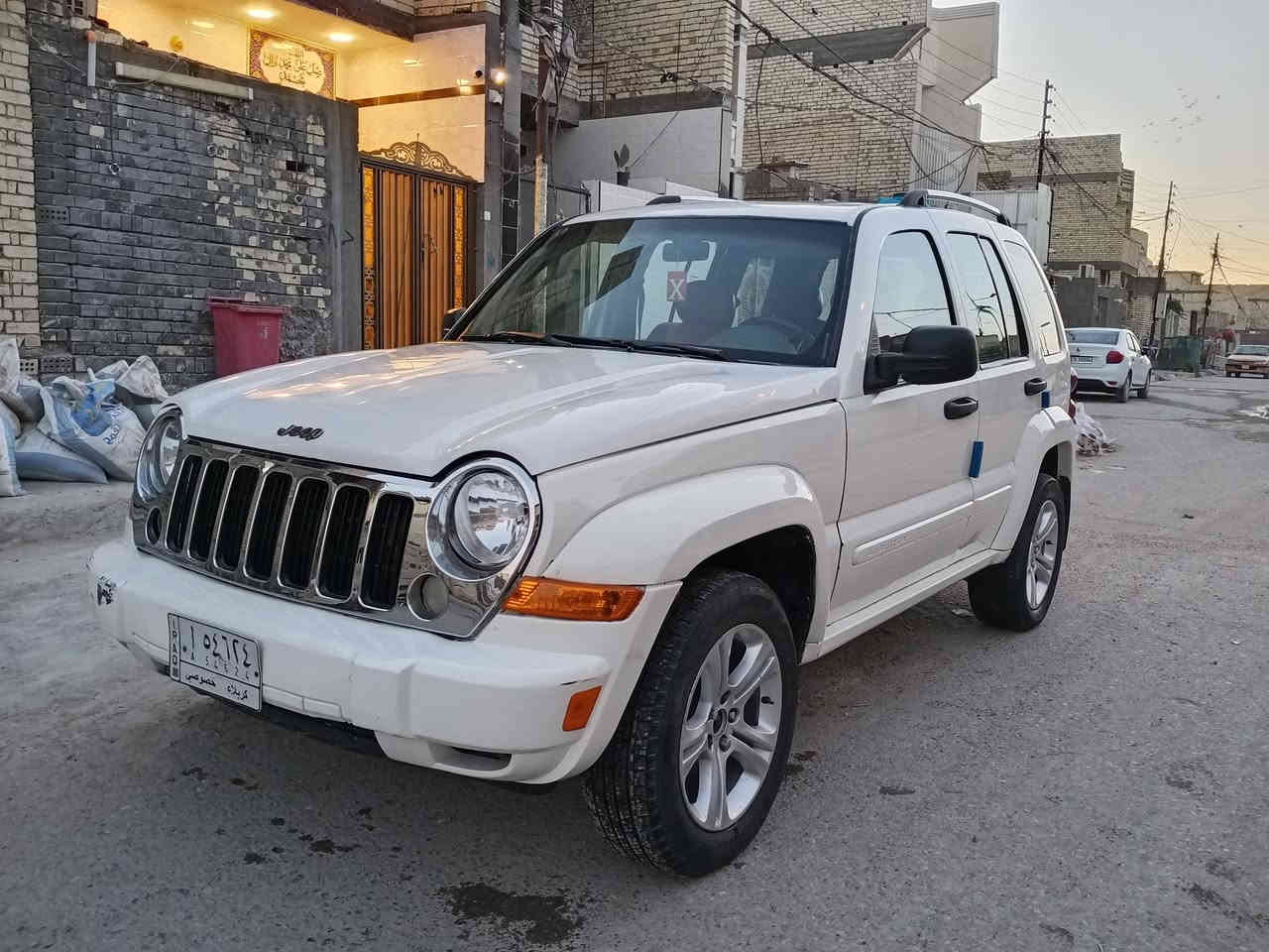 السلام عليكم بيع مستعجل  جيب لبرتي 2006 مكينه وكير جدد بيهه حادث الجاملغ الخلفي جهت الصدر وبيهه صبغ مكانات حداديتهه كلش حلوه تبريد شغال السياره فول مواصفات فتحه فورويل كشنات  كهرباء تتفئى وتبريد بل كشنات  تخم تاير اويل كب جديد رقم كربلاء مشروع وطني شرط التحويل سنويه لل2029
السعر 68وبيهه مجال قليل 
مكان السياره بغداد مدينه الصدر 
الاستفسار *********** سجاد
