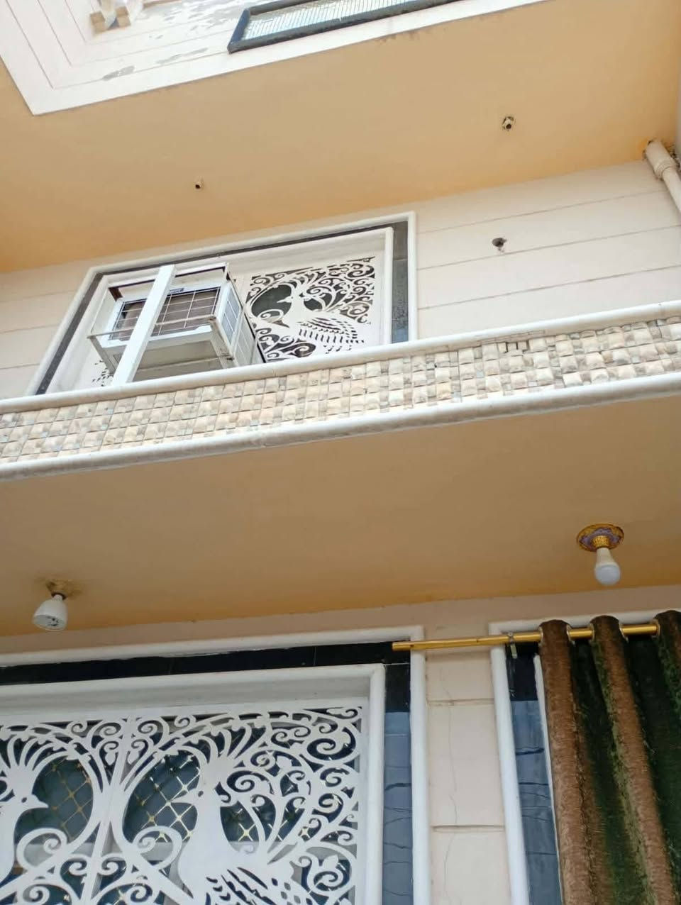 شارع 80 طريق النجف
فرع صيدليه 80 نموذجيه عرض الشارع 20 متر 

بيت طابو صرف مساحته200 متر

متكون من 4 غرف+ 4 مجمعات صحيه مطبخ هول 

كامل من كلشي+ بي اسواق شغاله ورزقها خير من الله //***********//*********** سعر 260وبي مجال
