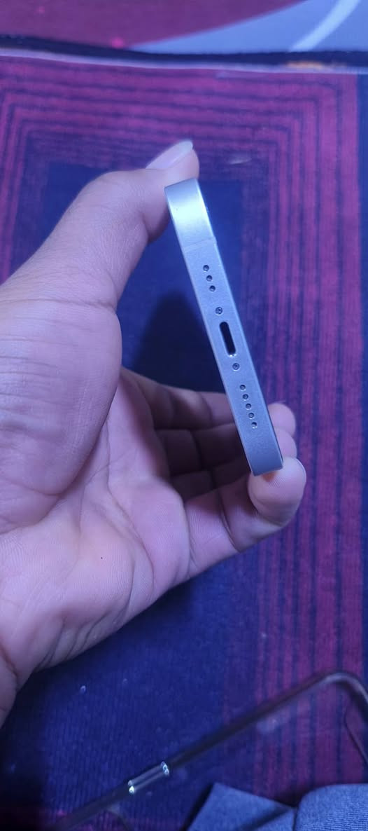 أيفون 13عادي نموذجM. للبيع او المراوس حسب القناعه. سعره 350وبيه مجال 
ذاكره١٢٨. بطاريه ٨٠ اصليه مامبدله. 
شاشه مبدله اصليه تلث خيارات مال تفصيخ كسر فقط بالكلاسه 
متواجد واتساب وفيس. ***********
