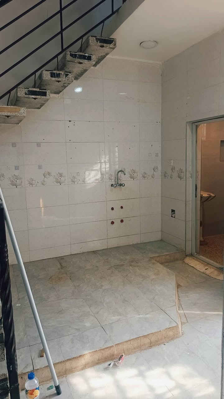 السلام عليكم بيت #للايجار كميره قرب مدرسة الفلاح شارع امير الكصاب 
طابق ثاني مساحه ١٠٠م الدرج والبالكون معزول عزل تام 
مدخلين وغرفتين نوم واستقبال  ومطبخ وبيتونه والسطح الك
كامل من كلشي 
تواصل ***********
