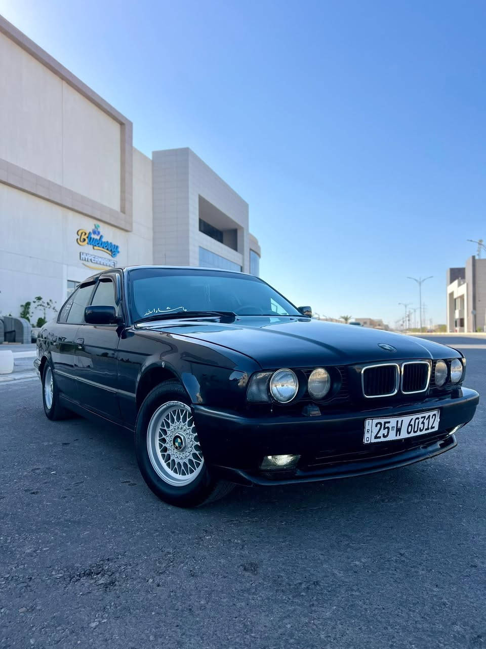 سلام عليكم للبيع بي ام 525  موديل 1993 رقم دولي سنويه 2030 هزه جديده كير اوتماتيك محرك مسكر شلعه تخبل صدر خلفي امامي وتايرات جدد تبريد شغاله صبغ جماليه فقط غرفه حلوه سياره جاهزه اي نقص مابيها المكان صلاح الدين للاتصال ***********
