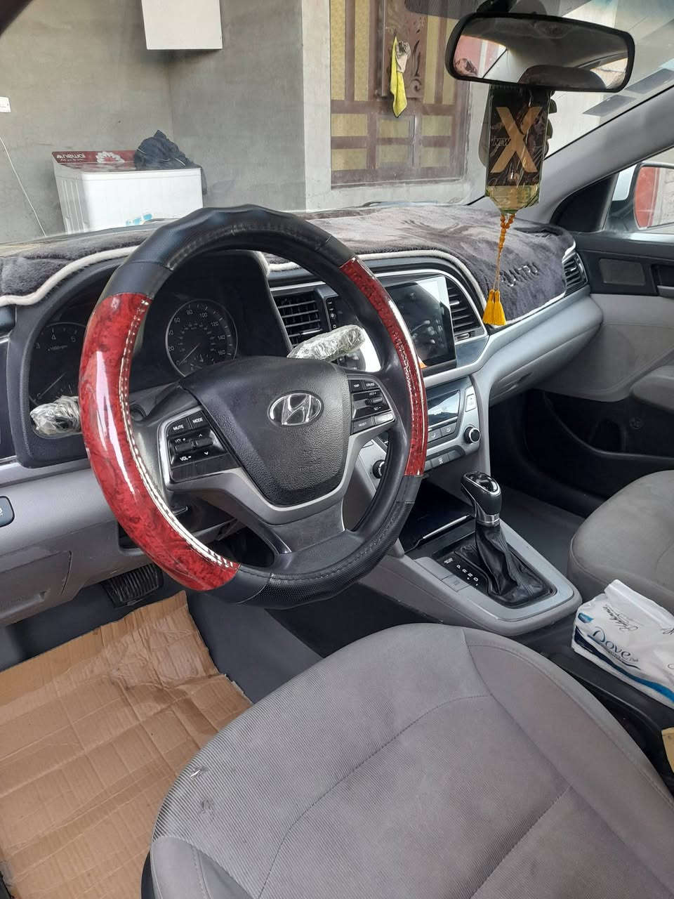 السلام عليكم انترا موديل 2017 وارد أمريكي  رقم انبار شرط التحويل وغرامات بيه بونيد صبغ وبل غماره أثر تكشير ولباقي ليبل واحد مكفول سياره جديده متصرف عليه شي محرك كير صدر كله شرط مكان السياره بيجي السعر 125
 هاتف ***********
