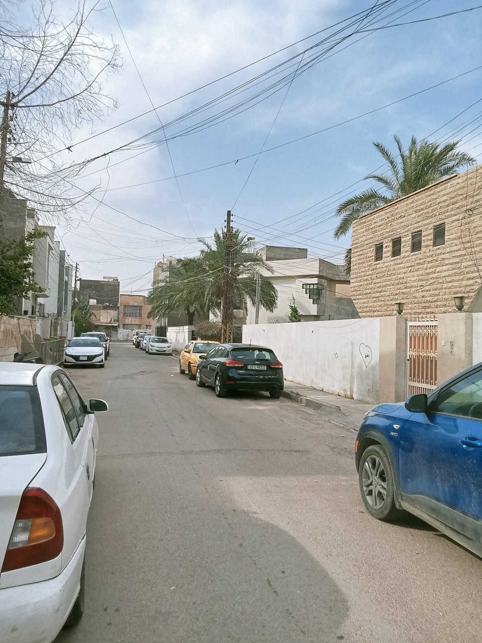 السلام عليكم 
قطعه أرض للبيع حي الجهاد المخابرات 
مربع ال (300)
المساحه (75) متر
الواجه ( 3.75) متر
النزار (20) متر
للاستفسار الاتصال *********** أبو محمد
