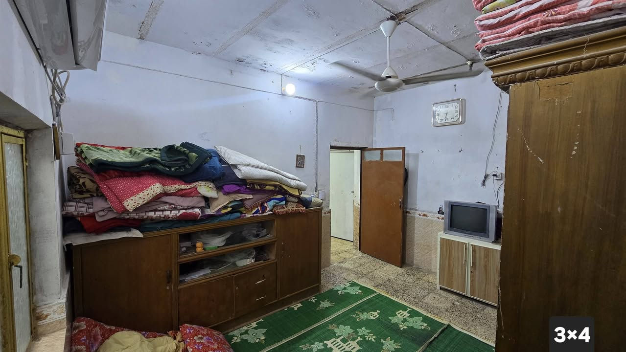 السلام عليكم ورحمة الله دار للبيع الواقع في منطقه الماجديه (سيد جميل) شارع عشرين الدار مساحته 210 يحتوي على 4غرف ومطبخ وصاله وحمام داخلي وصحيات خارجيه وترك 2وغرف 2 الطابق الثاني يحتوي على غرف2 فقط سعر 120 وبي مجال رقم التواصل  ***********
