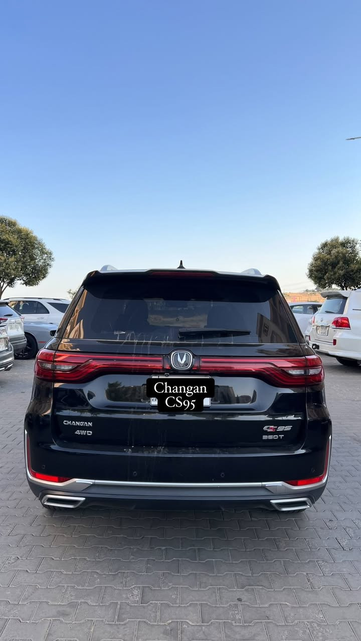 🚗 إعلان بيع: شانجان CS95 موديل 2022
 (فئة رويال - أعلى مواصفات)
المواصفات الأساسية:  
 الماركة والنوع: شانجان CS95 (Changan CS95)  
 الموديل: 2022  
 الفئة: رويال (Royal) – فل كامل / أعلى فئة بالشركة  
 الرقم: أربيل (تحويل أو وكالة مضمونة)  
 السعة: 7 مقاعد عائلية (3 صفوف)  
 المسافة المقطوعة (العداد): [أدخل الكيلومترات هنا] كم  
⚙️ المحرك والأداء
 المحرك: 2.0 لتر تيربو (Blue Core) قوي واقتصادي  
 القوة والعزم: 233 حصان / 360 نيوتن.متر  
 ناقل الحركة: أوتوماتيك 6 سرعات (Aisin)  
 نظام الدفع: دفع رباعي مستمر ذكي (AWD / 4WD BorgWarner)  
 وضعيات القيادة: وضعيات متعددة (قياسي، اقتصادي، رياضي، ثلجي، أوف رود)  
💎 المواصفات الخارجية
 الإضاءة: LED بالكامل (أمامية وخلفية) مع أضواء نهارية تلقائية DRL  
 السقف: فتحة سقف بانوراما عملاقة  
 العجلات (الرنجات): ألومنيوم قياس 19 / 20 إنش بتصميم رياضي  
 الصندوق الخلفي (الدبة): كهربائي بالكامل مع فتح ذكي بلمسة القدم  
 المرايا: طي كهربائي مع تسخين وإشارات جانبية LED  
🛋️ المقصورة والرفاهية الداخلية
 المقاعد: جلد طبيعي فاخر بالكامل  
 التحكم بالمقاعد: تعديل كهربائي للسائق والراكب مع ذاكرة لحفظ الوضعيات  
 المساج والتبريد: المقاعد الأمامية مزودة بخاصية (المساج + التهوية والتبريد + التسخين)  
 التكييف: أوتوماتيكي ثلاثي المناطق (3-Zone) مع لوحة تحكم وفتحات خلفية منفصلة  
 الشاشات والتكنولوجيا:  
 شاشة ترفيه مركزية تعمل باللمس قياس 12 إنش  
 شاشة عدادات رقمية بالكامل TFT قياس 10.25 إنش  
 شاحن لاسلكي للهواتف الذكية  
 النظام الصوتي: فاخر من (Pioneer) بـ 10 مكبرات صوت  
 المميزات: بصمة تشغيل ودخول ذكي، تشغيل عن بعد، مقود جلد متعدد الوظائف مع شفترات تبديل السرعة خلف المقود (Paddles)  
🛡️ أنظمة الأمان ومساعدة السائق (Full Radar)
 الكاميرات: نظام 360 درجة رؤية محيطية عالية الدقة  
 الحساسات: حساسات ركن أمامي وخلفي  
 المثبت ذكي: مثبت سرعة متكيف (Radar / Adaptive Cruise Control)  
 أنظمة السلامة:  
 نظام كشف النقطة العمياء (BSD)  
 نظام التحذير من الخروج عن المسار (LDW)  
 فرامل طوارئ أوتوماتيكية (AEB) وتنبيه الاصطدام الأمامي  
 تنبيه حركة المرور الخلفية (RCTA)  
 سايد بريك كهربائي (EPB) + نظام التوقف التلقائي (Auto Hold)  
 نظام مراقبة ضغط الإطارات (TPMS)  
 منظومة وسائد هوائية متكاملة (أمامي وجانبي وستائر)

للتواصل:
***********
***********
***********
