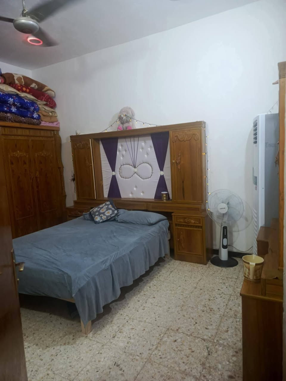 بيت للبيع ب حي الجامعه مقابيل بيت المرمر مسجل بل طابو ورقم واصل ومعامله كامله مساحه 200متر كونكريت مسلح تفاصيل البناء غرفتين واستقبال وصاله ومطبخ وصحيات داخليه وخارجيه بناء حديث شراي ادخل خاص أو تصل ع رقم ***********@
