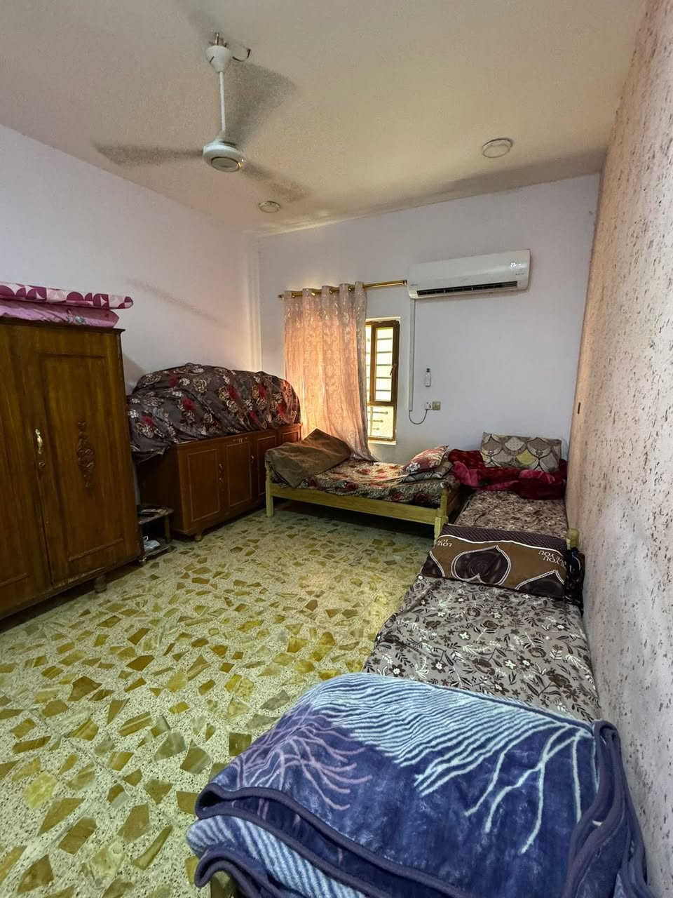 دار للبيع في منطقة الغدير محله 706 
مساحه 144
جبهه 8 
نزال 18
سنة البناء 2019 
استقبال 
غرف نوم عدد ٢
مطبخ عدد ٢
بالكون 
منور سطح عدد٢ 
حمامات عدد ٣كراج واسع
للاستفسار *********** مكتب الرواد للعقار
