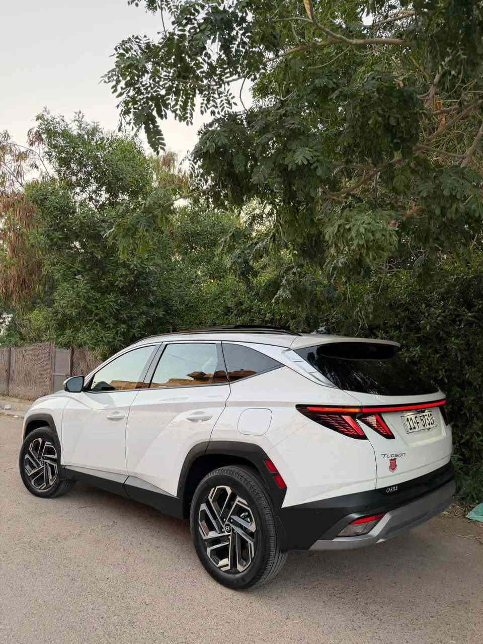 2025 Tucson limited 
توسان لمتد اعلى مواصفات لون ابيض واود امريكي 
فور ويل
رقم بغداد 
ضرر بسيط  جداً جداً بجم كبس 
فقط جزء من الباب الخلفي مصبوغ وجزء من الجاملغ الخلفي مصبوغ اثر شخوط وتكحيل بالجاملغ الامامي 
باقي السيارة كفالة  
بدون ايرباك بدون ايرباك 
السيارة جديدة ودخول جديد واخت الزيرو بعدها 
ماشية 15 الف ميل 
1- محرك 2500 بانزين 
2- بانوراما 
3-اربع كامرات امامي وخلفية وجانبية بالمرايات 
4- حساسات امامية وخلفية ١٢ حساس
5- رادار امامي وجانبي وخلفي نقط عمياء 
6-تتقدم وترجع بالبصمة 
7- كشنات جلد اسود وكهرباء الاماميات 
8- تبريد وتدفئة كشنات امامية وستيرن تدفئة وكشنات خلفية تدفئة 
9- كير تعليك و شفتات ستيرن 
10-خزن كشنات
11-لايتات عدسات تختلف عن العادي
12- صندوق كهرباء ومن تقترب منة يفتح  
13- داتا شو تعرض على الجامة الامامية 
14- سستم صوت Bose مع دمام بالصندوق
15-اوتو هولد
16- مساعدة النزول من المنحدرات 
17-شاحن تلبفون واير ليس 
18-حساس قراءة العين 
19-الوان داخلية تتغير ١٠ الوان بيها 
20- انارة داخلية led 
21-شحن تايب سي 
22- ويل كب حجم ١٩ 
23- شاشة كبيرة ابل كار بلي واندرويد اوتو 
السيارة جديدة ومابيها اي نقص 
مكان السيارة بغداد
السعر 233$ وبيها مجال 
*********** بغداد, العراق
