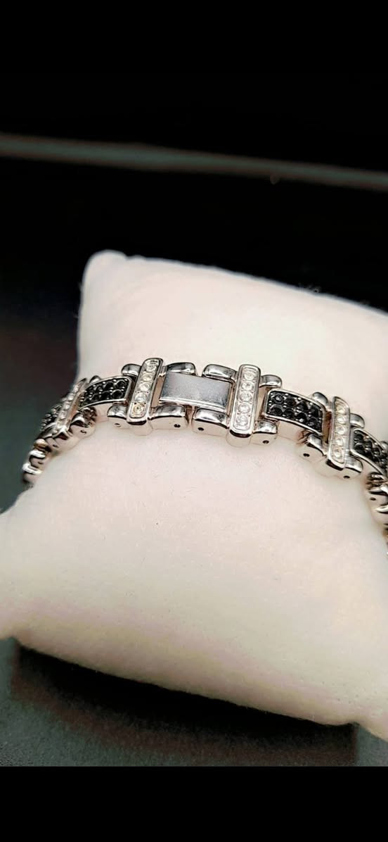 سوار ستانلس ستيل مرصع بالزاركون الاوربي بصياغة وتطعيم خاص الوزن 45غم وبحجم ستاندر قابل للتصغير او التكبير ،،، 

       ***********        واتساب
