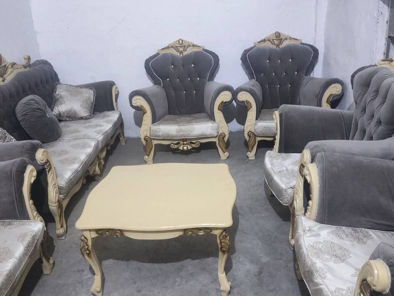 ديوان ملكي للبيع 6 قطع سعر قفل 225 الشراي يتصل ***********
