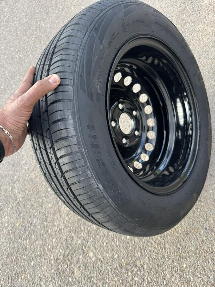 سلام عليكم ويل وتاير صيني غير مستعمل حجم 195/65/R15 سعره 65 وسبير طوارء جديد مع الجك وعده كامله حجم 17 سعره كامل 65 
***********
