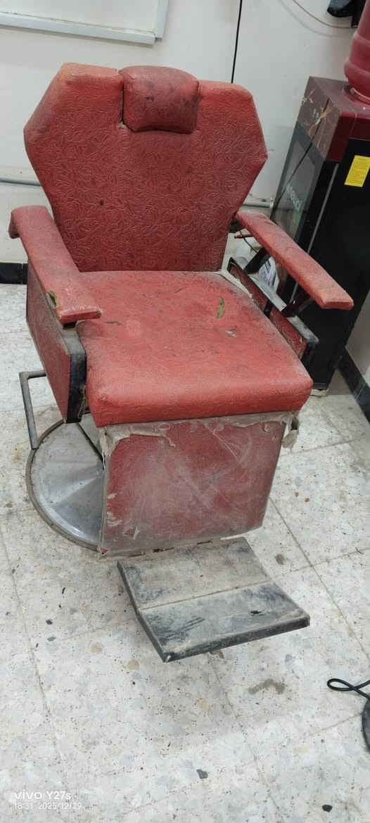 السلام عليكم كراسي عدد ٢ مع مرايات عدد ٢ مع فاترينه وسطيه كلهن ب٥٠٠🔒قفل بدون عمله مكاني بابل مركز مدينه ***********
