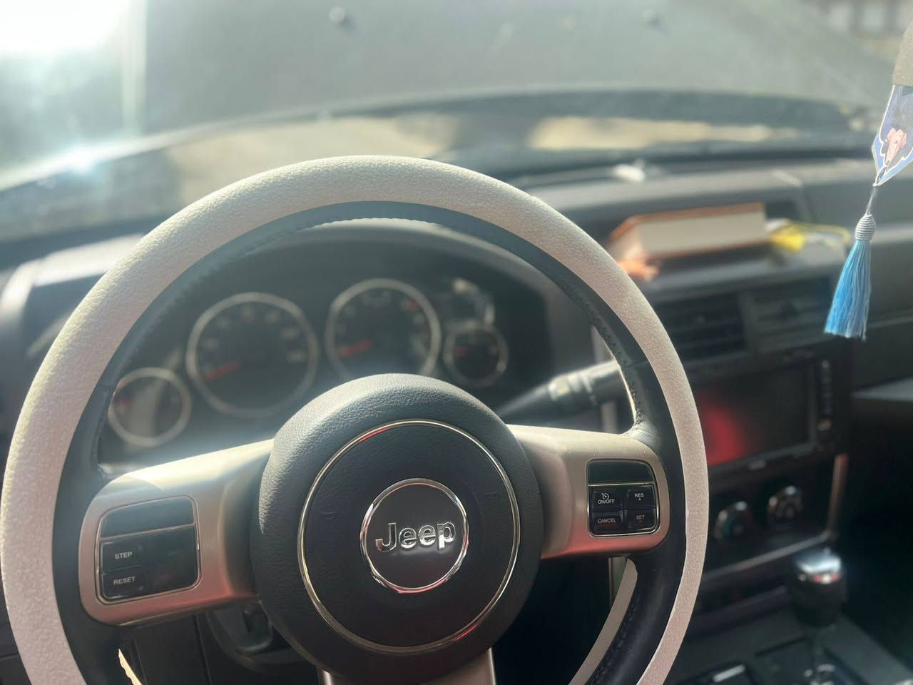 السلام عليكم 
جيب ليبرتي 2011
السياره خير من الله 
المكينه 3700 
نقصه بس الهلال طار الجهه اليمنه 
العنوان بغداد الشعله
السعر 120 وبيه مجال حك الجيه
الرقم ***********
